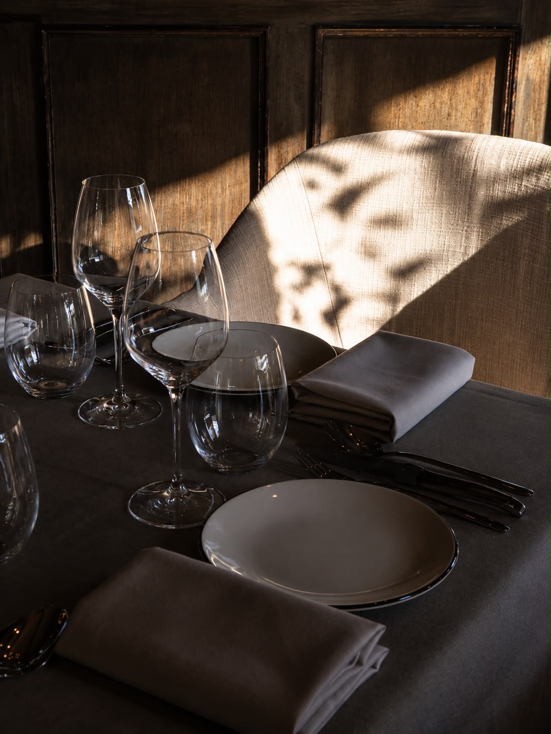 Mesa vestida junto a la luz de la ventana