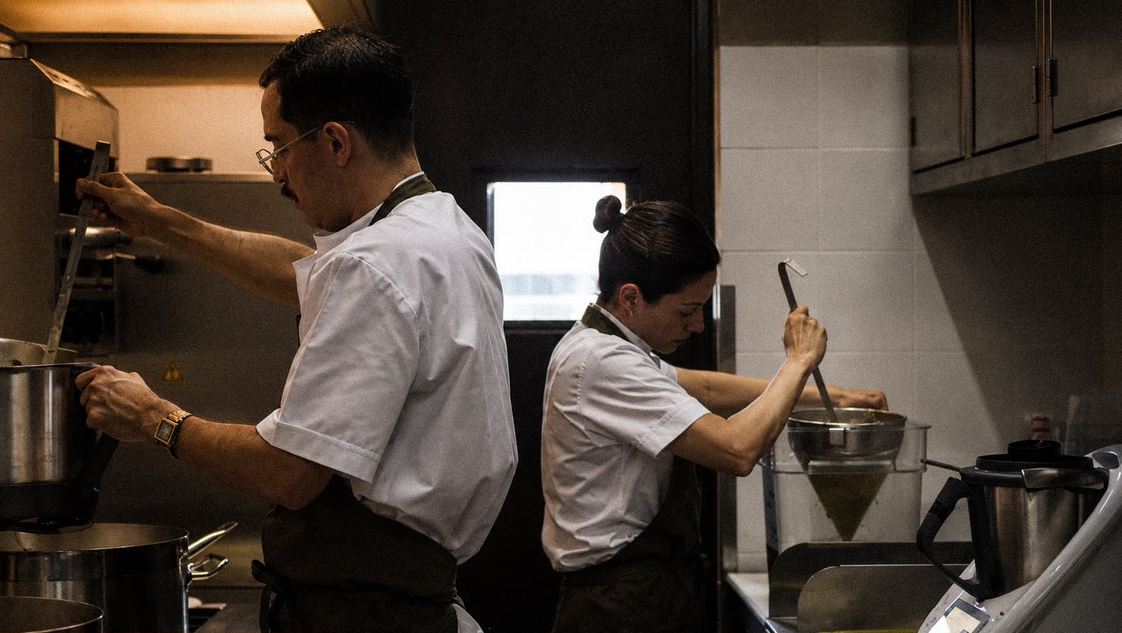 El equipo de cocina durante la preparación del servicio