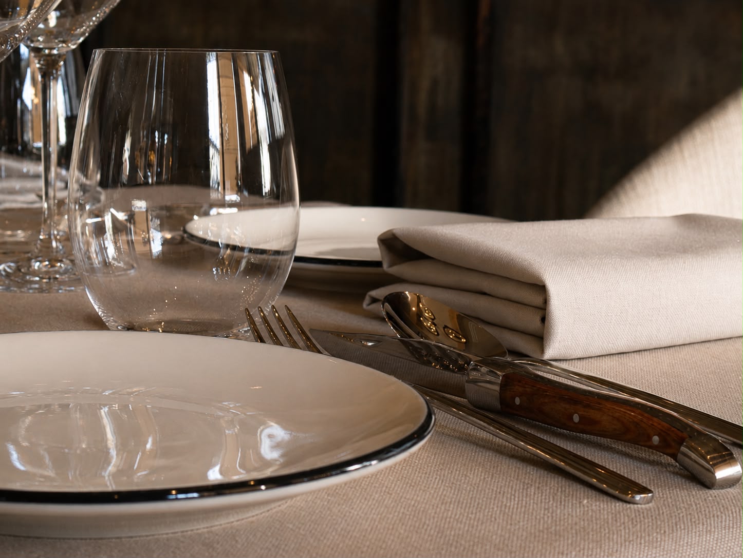 Detalle de mesa, copas y cubiertos