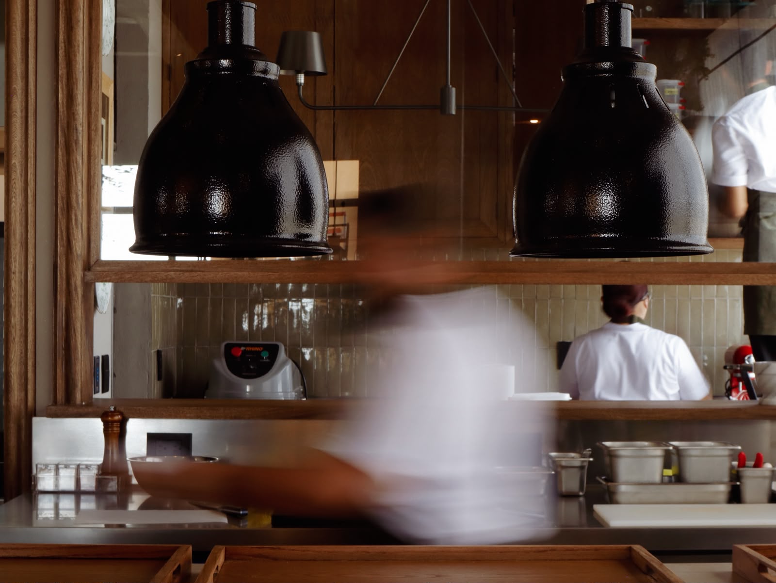 La cocina abierta vista desde el comedor