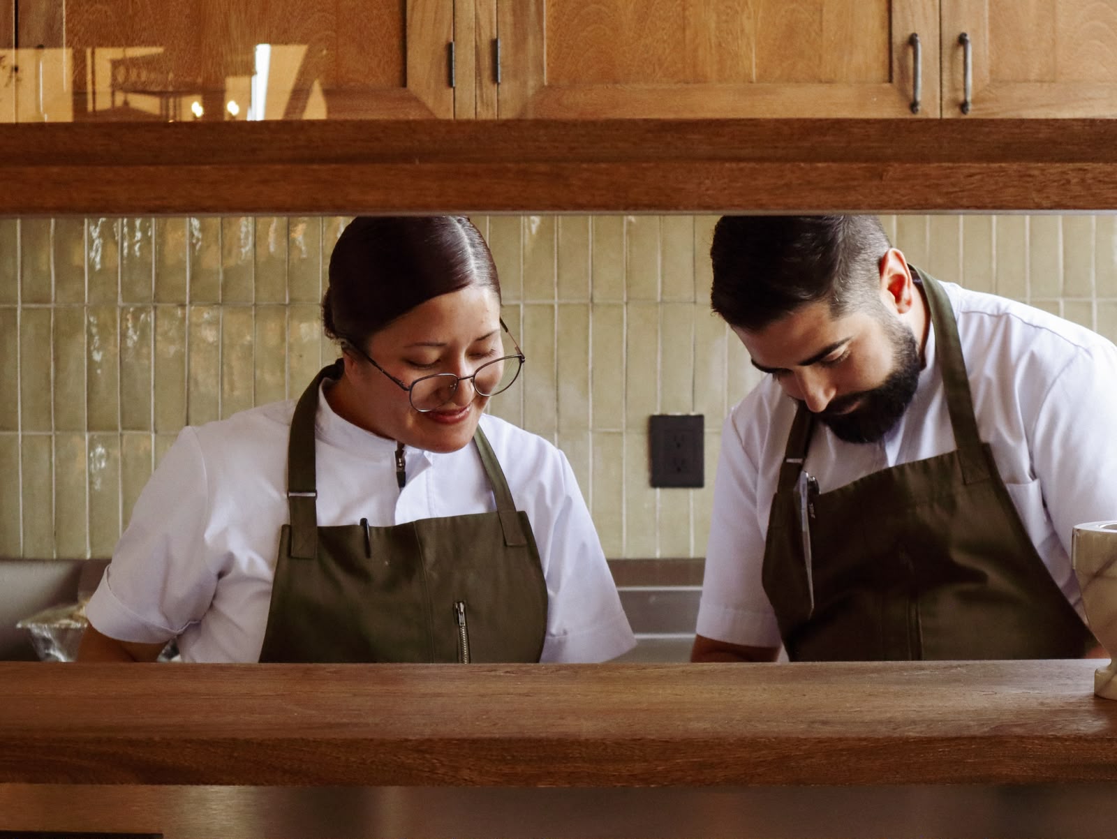 Dos cocineros de Getulio trabajando en el pase