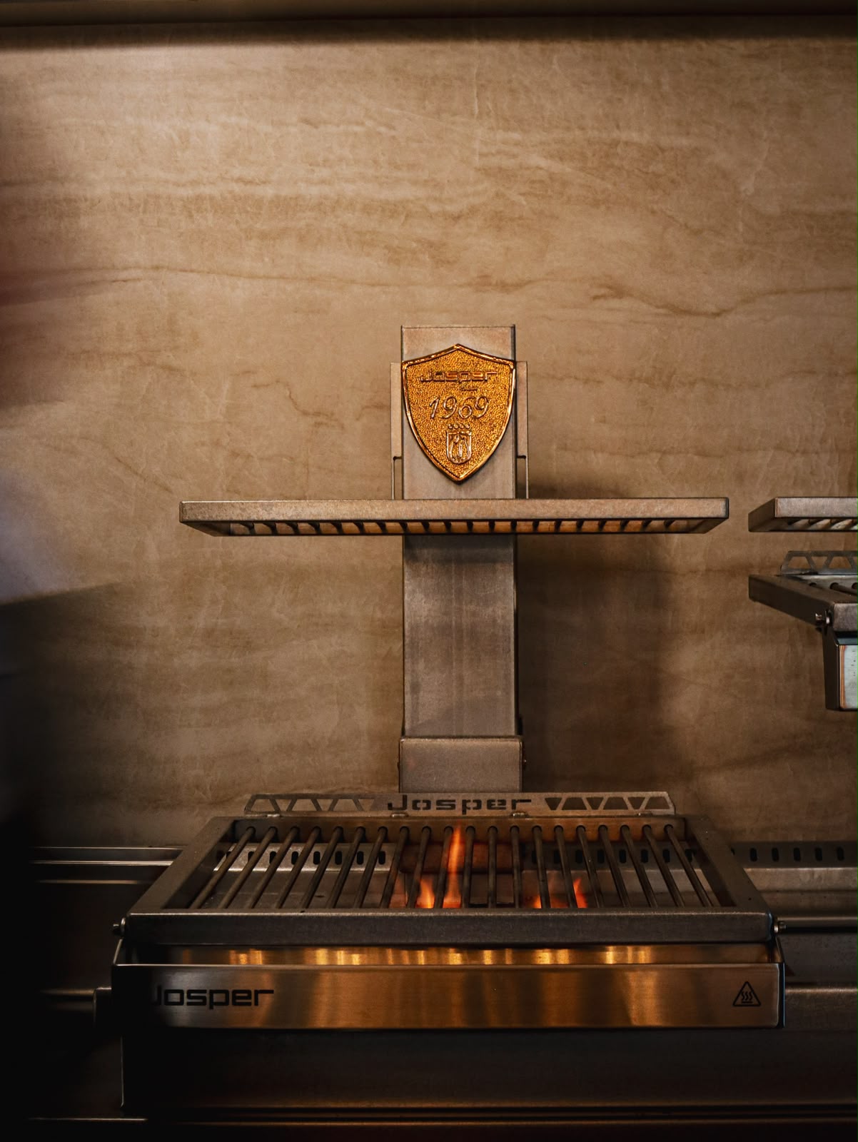 La parrilla Josper encendida en la cocina