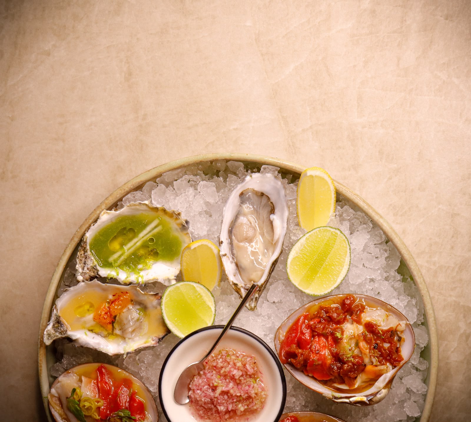 Ostras y almejas sobre hielo, cítricos y mignonette