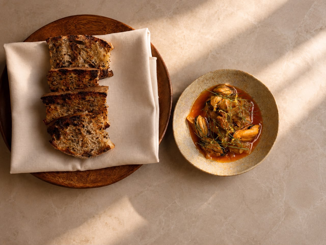 Mejillones en escabeche con hinojo junto a pan a la brasa
