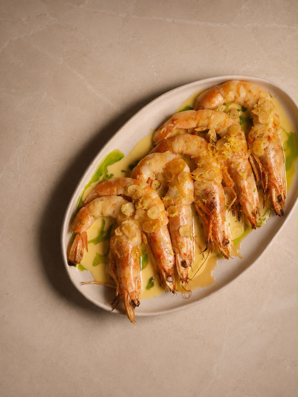 Camarones con ajo laminado, cítricos y aceite de perejil