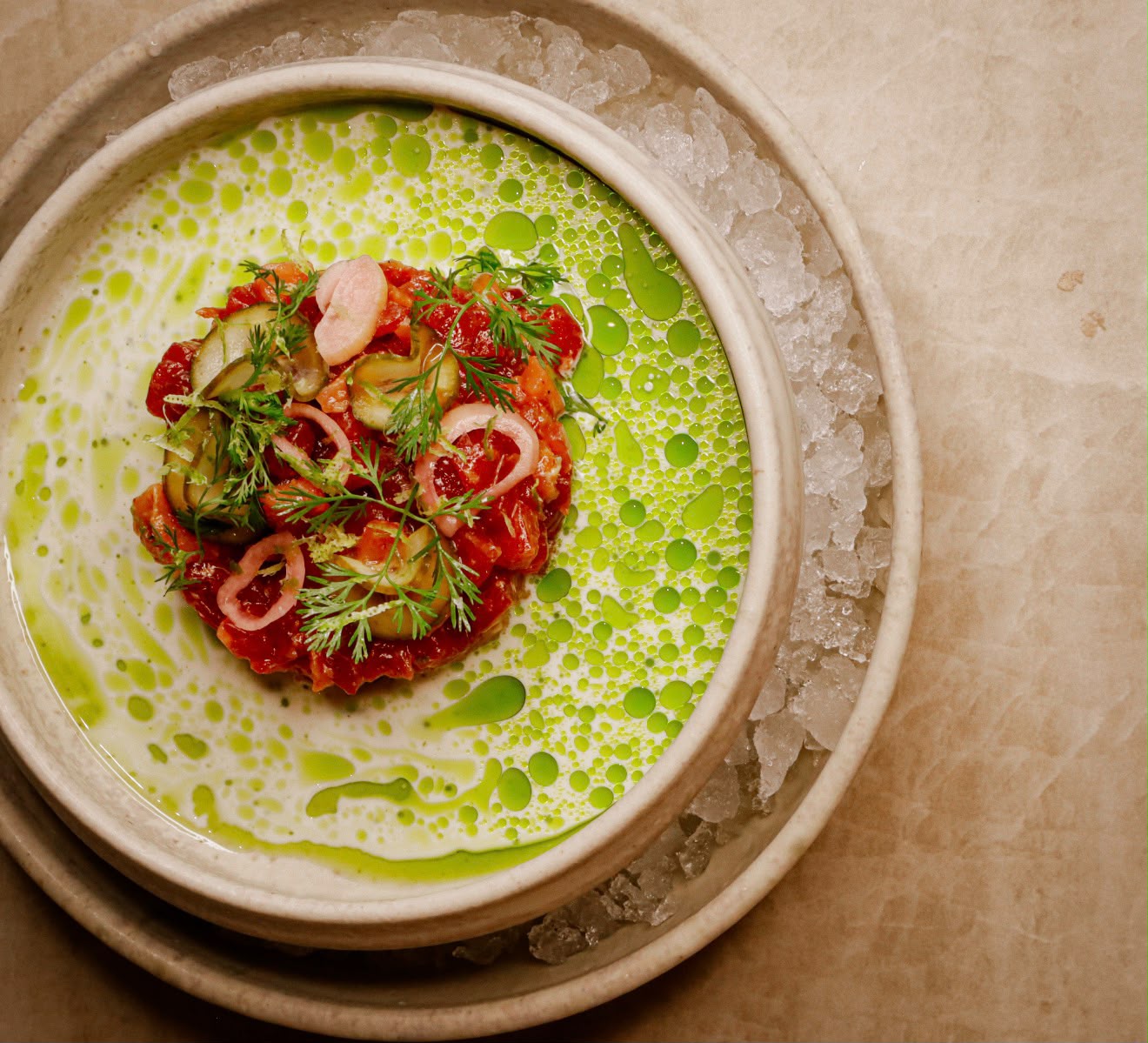 Tartar con encurtidos y eneldo sobre gazpacho verde