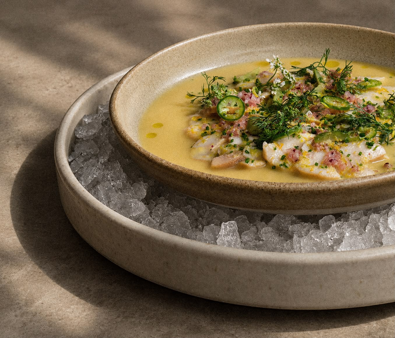 Crudo de pescado con emulsión cítrica, serrano y eneldo