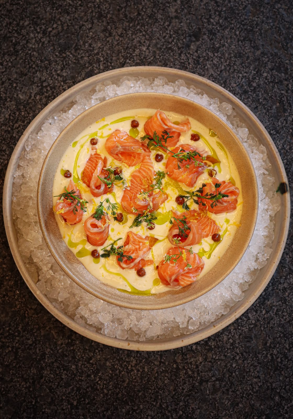 Crudo de salmón con emulsión de limón y parmesano