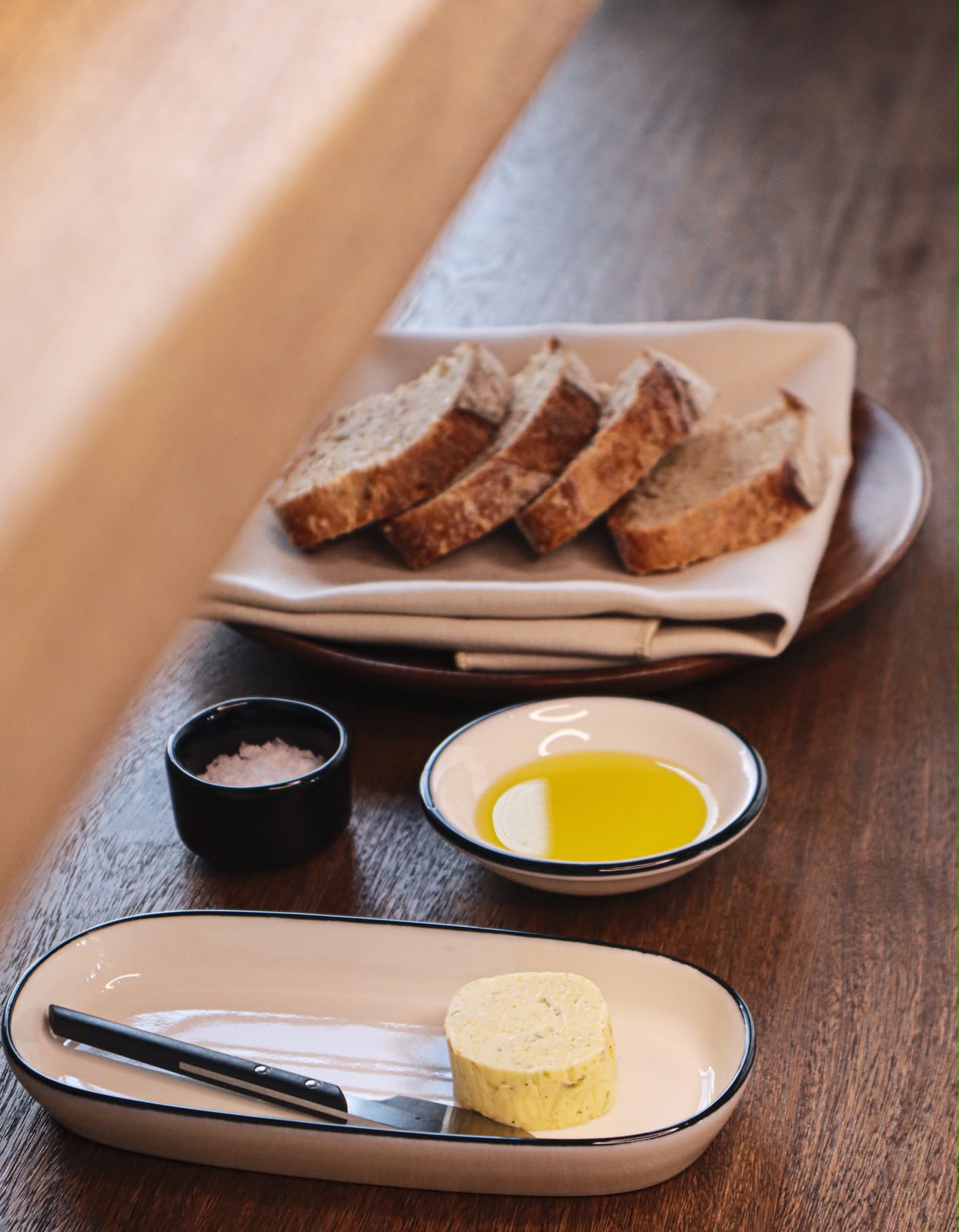 Pan de masa madre, mantequilla, aceite de oliva y sal