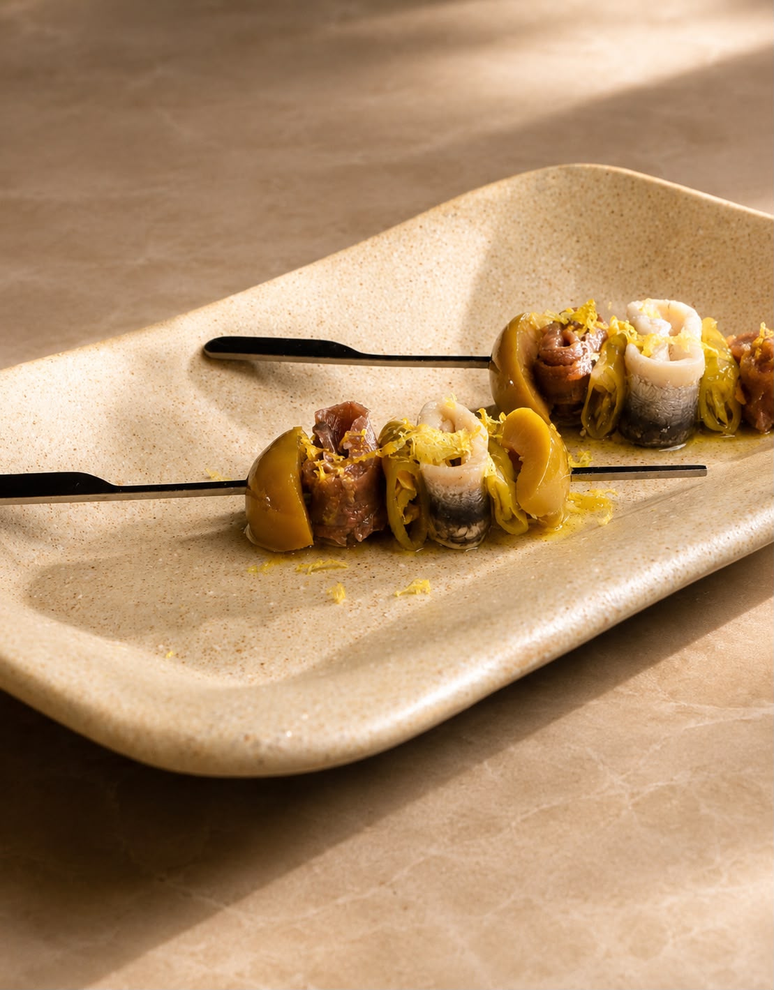 Brochetas de conservas del mar con cítricos