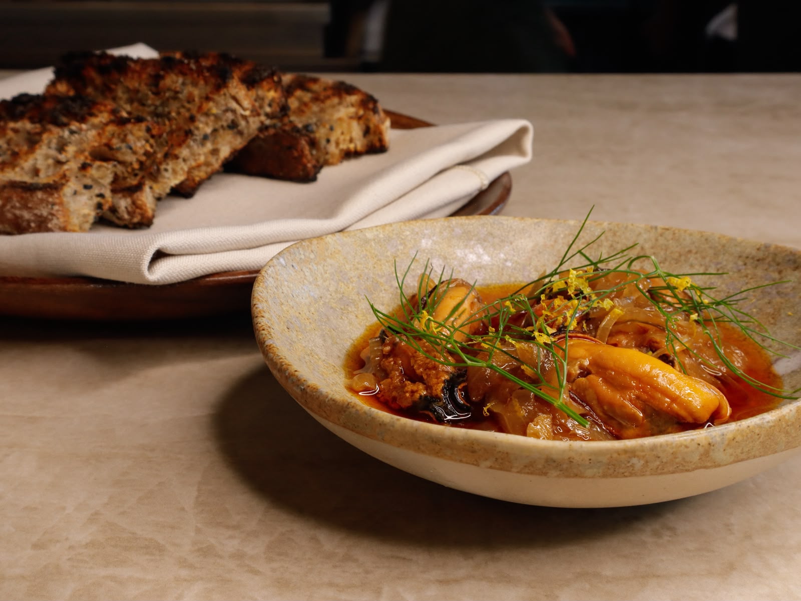 Guiso de mejillones con hinojo y pan a la brasa