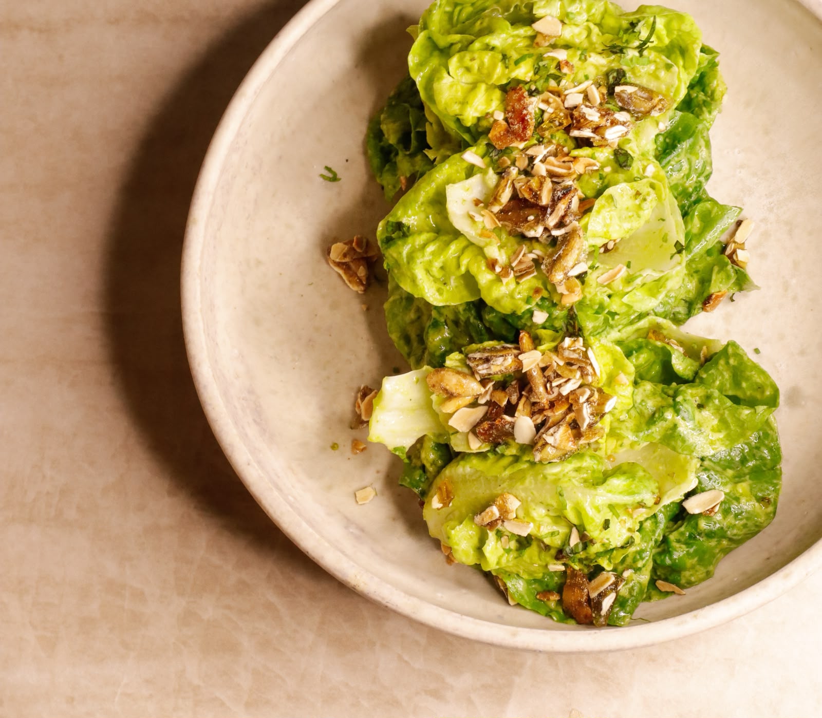 Ensalada de lechuga con aderezo de hierbas y almendras tostadas