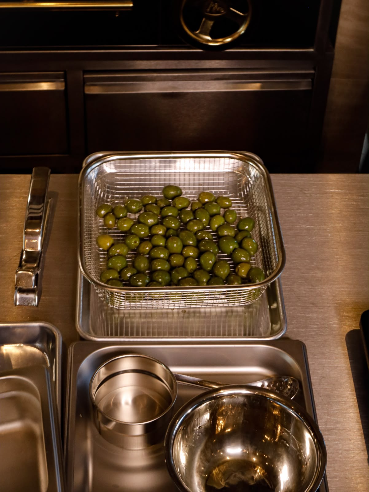 Aceitunas verdes escurriendo en la cocina